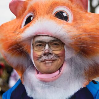 Op zondag 15 februari trok de Grote optocht van Carnavalsvereniging De Bessemebènjers weer door de straten van Born. Hieronder een kleine foto impressie, de volledige set kun je vinden via borninbeeld.nl